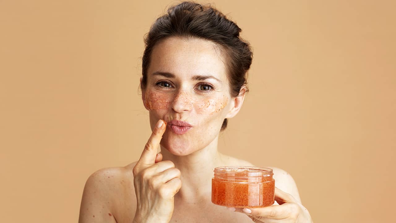 Hydration peeling exfoliates while deeply hydrating for radiant, plump skin